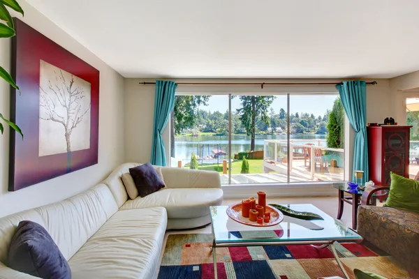 Moderní útulný obývací pokoj s lake view a bílá kožená pohovka. — Stock fotografie