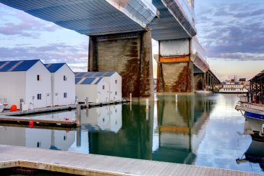 water huizen en brug in tacoma, wa