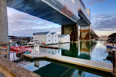 water huizen en brug in tacoma, wa