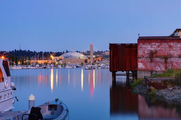 Tacoma waterkant cit centrum, narrows bridge en marina. — Stockfoto