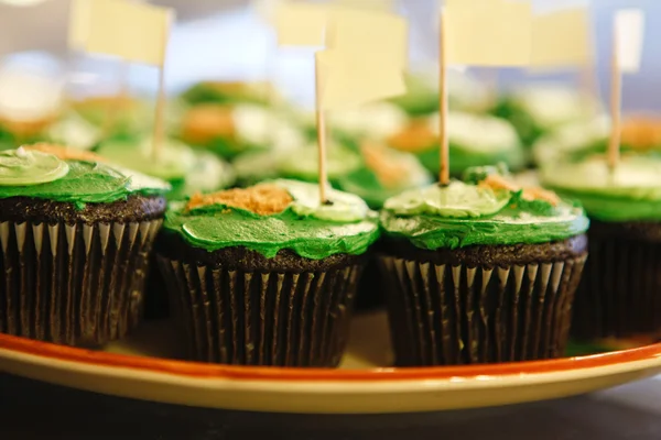 Chocolate de cupcakes com cobertura verde para o dia de São Patricks . — Fotografia de Stock