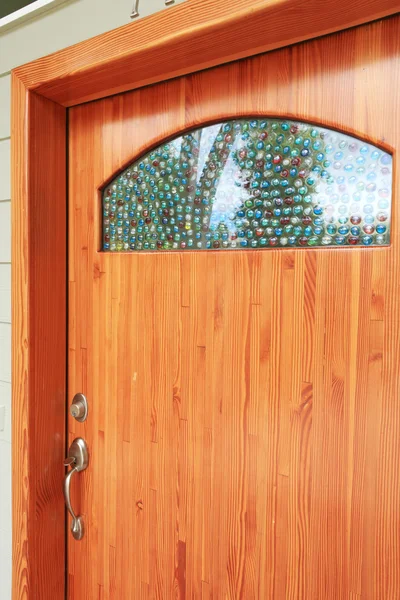 Legno personalizzato costruire porta d'ingresso esterna — Foto Stock