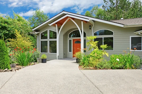 Nuevo hogar de un nivel con puerta de madera y beige . — Foto de Stock