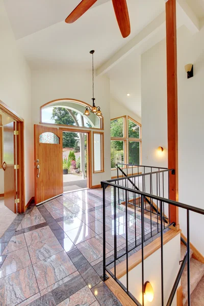 Ingang met marmeren vloer en prachtige plafond en deur — Stockfoto