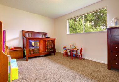 basit bebek odası ile odun crip