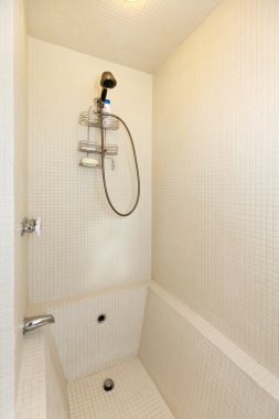 Beyaz modern banyo duş ve küvet