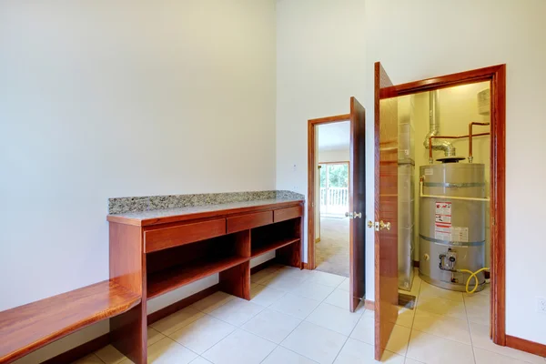 Resepsiyon ve su ısıtıcı ile yeni çamaşır odası — Stok fotoğraf