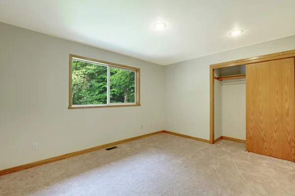 Lege nieuwe witte kamer met open kast deur. — Stockfoto