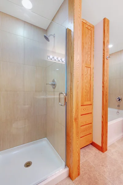Douche en bad in een nieuwe badkamer met kast — Stockfoto