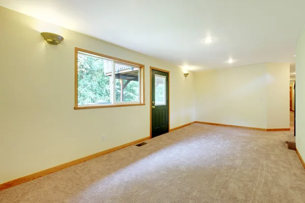 Vacía gran sala de estar blanca brillante en un nuevo hogar — Foto de Stock