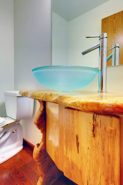 Badkamer met nieuwe aangepaste hout kabinet en blauwe wastafel. — Stockfoto