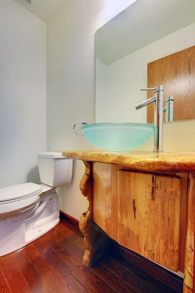 Novo banheiro personalizado com pia moderna azul — Fotografia de Stock