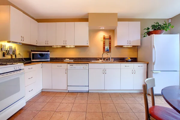 Cozinha branca simples e aconchegante — Fotografia de Stock