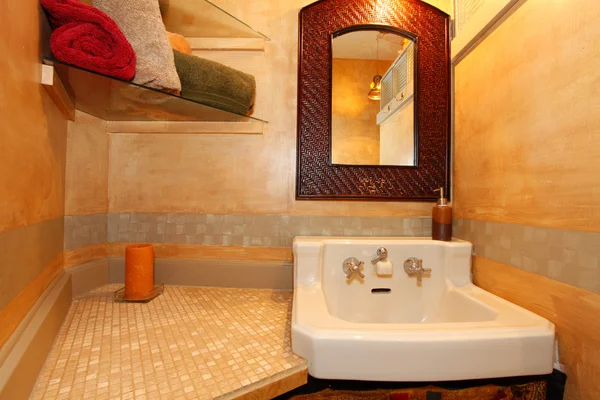 Antikes Waschbecken mit oranger Wand und Spiegel — Stockfoto