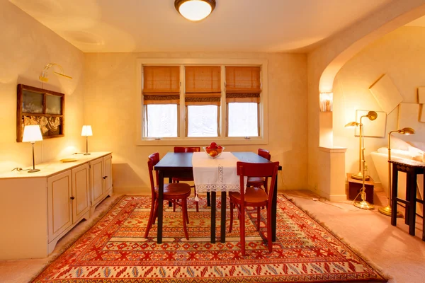 Zlatý jídelna a obývací pokoj — Stock fotografie