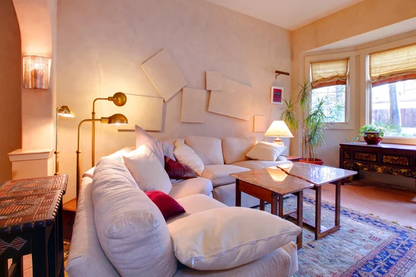 Rahat oturma odası, büyük beyaz kanepe — Stok fotoğraf