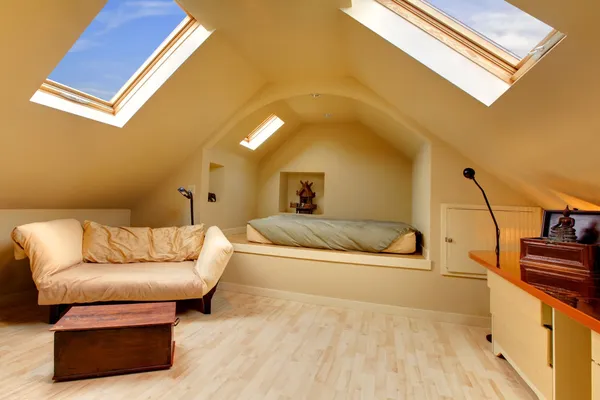 Entzückendes Mansardenschlafzimmer mit einzigartigem Design — Stockfoto