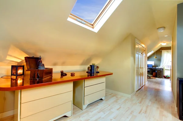 Schlafzimmer und Arbeitszimmer im Dachgeschoss — Stockfoto