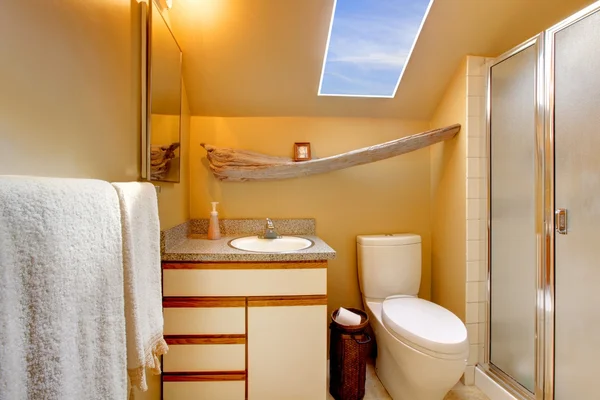 Желтая простая ванная комната с окном — стоковое фото