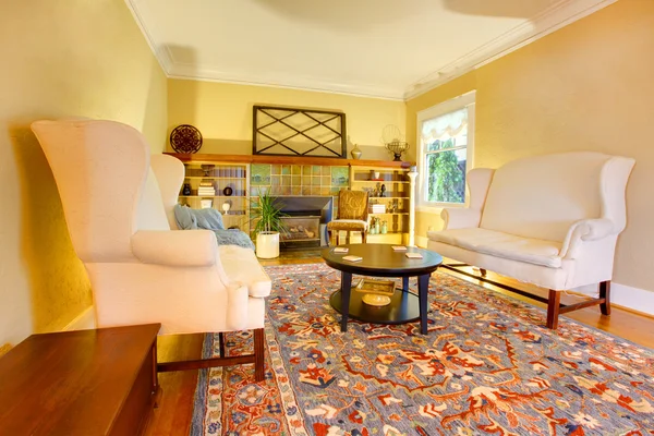 Sala de estar em ouro de luxo com dois sofás brancos — Fotografia de Stock