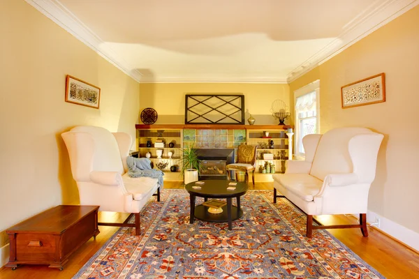 Luxusní zlaté livinf pokoj s dvěma bílé pohovky — Stock fotografie
