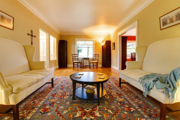 Mysiga gyllene lyxiga vardagsrum med två vita soffor — Stockfoto