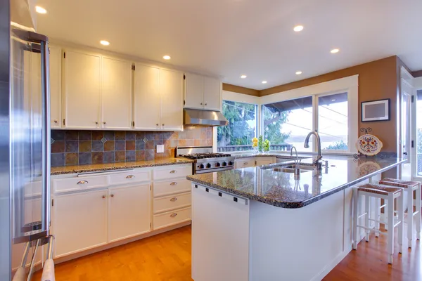 Witte grote luxe moderne keuken met eiken vloer. — Stockfoto
