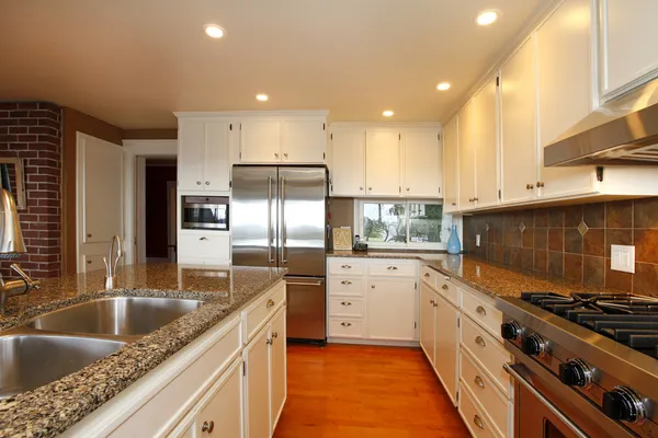 美丽的花岗岩的豪华白色厨房 — 图库照片