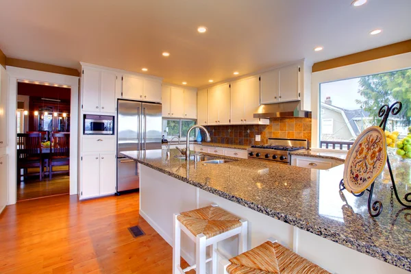 Cozinha branca de luxo com granito bonito — Fotografia de Stock