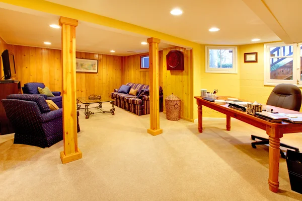 Cave sala de família com espaço de escritório em casa — Fotografia de Stock