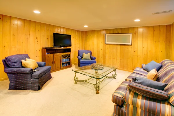 Rodinný pokoj suterén s modré pohovky — Stock fotografie