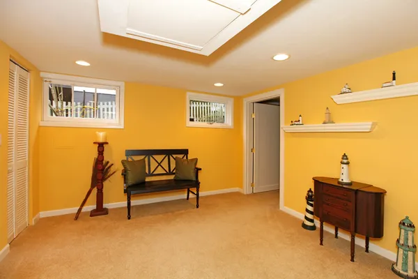 Yellow basement design with black bench — Stock Photo, Image