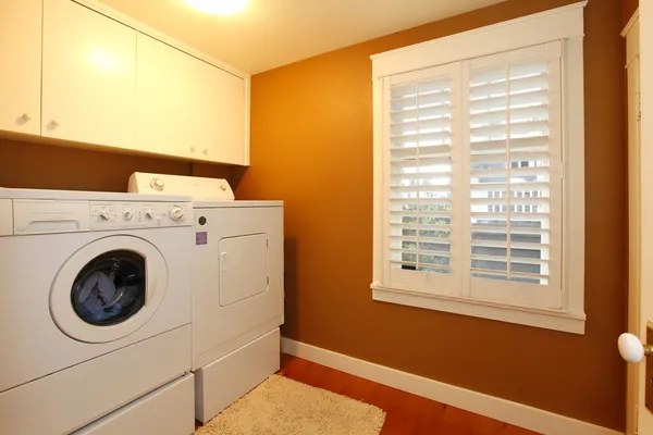 Laundry room with gold colors — Stock Photo, Image