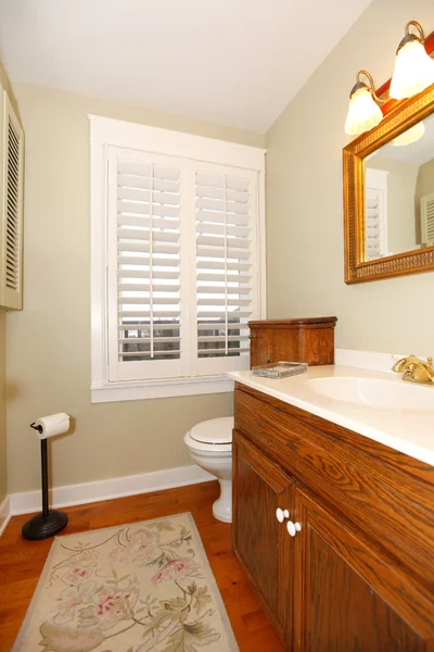 Klassieke tropische badkamer met groene muren — Stockfoto