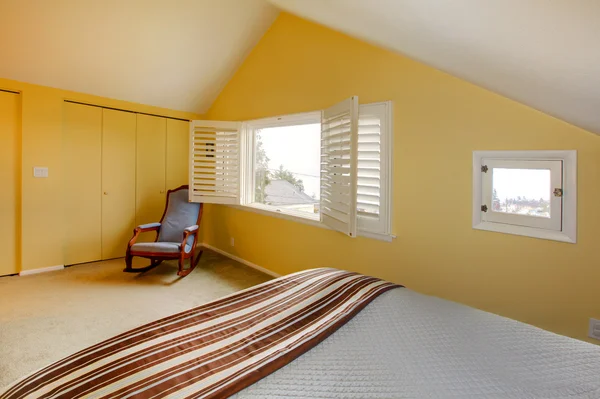 Acogedor dormitorio de invitados simple con techo abovedado —  Fotos de Stock
