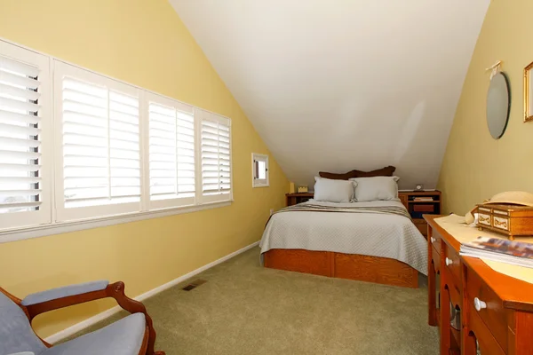 Уютная гостевая спальня со сводчатым потолком — стоковое фото