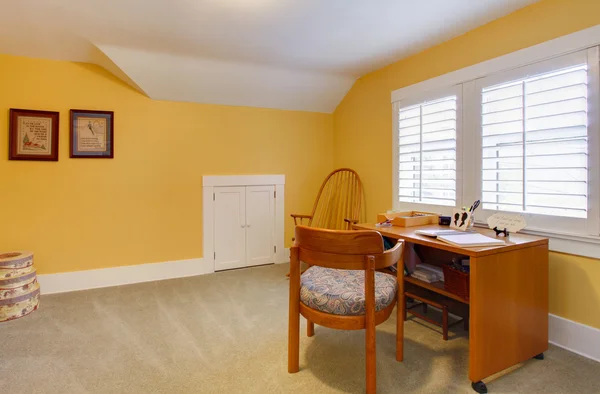 Amarelo feliz simples home office — Fotografia de Stock