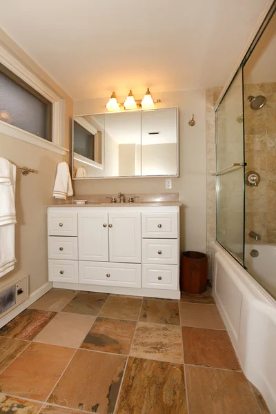 Luxo clássico porão casa de banho com branco e bege — Fotografia de Stock