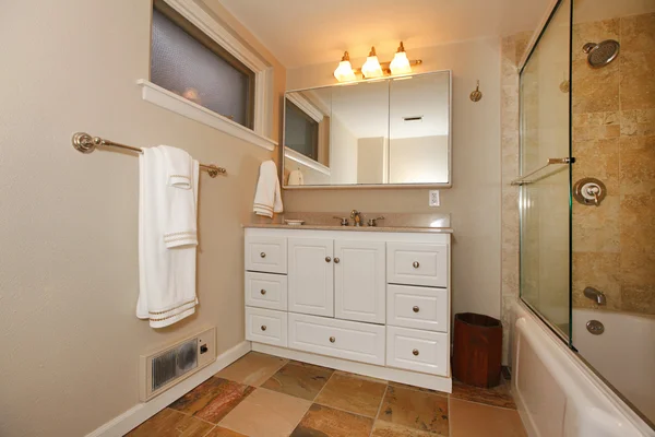 Lyx klassiska källare badrum med vitt och beige — Stockfoto