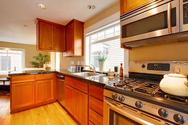 Cozinha moderna cereja com aparelhos inoxidáveis — Fotografia de Stock