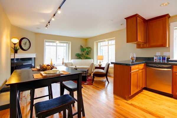 Modern cseresznye apartman konyha és nappali — Stock Fotó