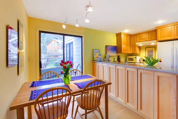 Amarillo mesa de comedor feliz y cocina apartamento —  Fotos de Stock