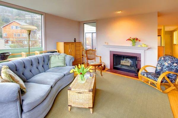 Salle de séjour avec cheminée et canapé bleu confortable — Photo