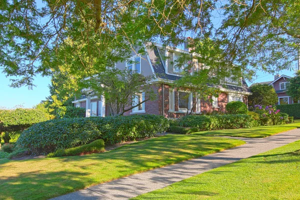 Baksteen oud leuk huis met groene zomer landschap — Stockfoto