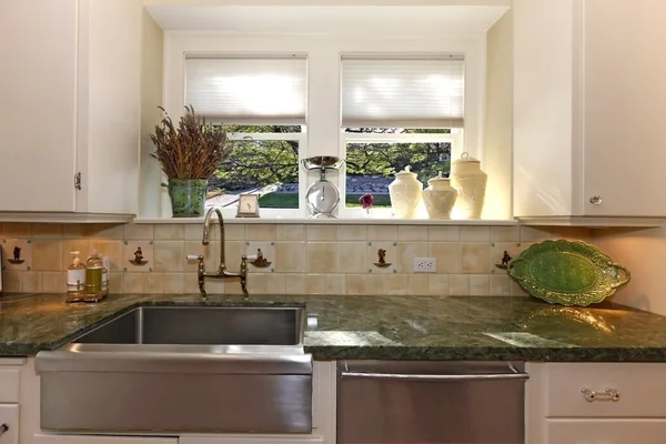 Beyaz duvarları ve geniş lavabo mutfak — Stok fotoğraf