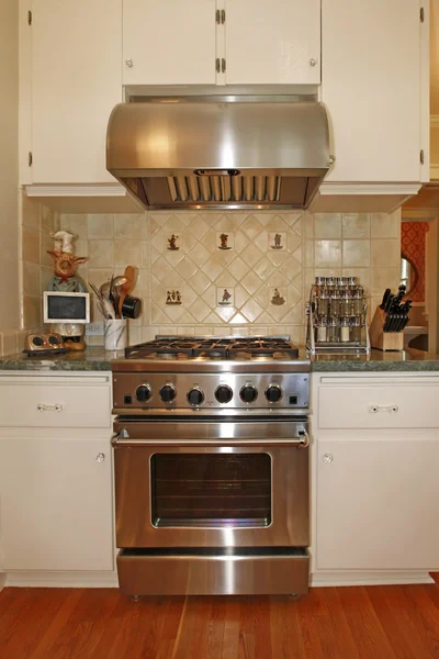 意大利国家厨房用白色柜和少炉子的污点 — 图库照片
