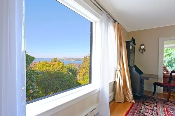 Velký pohled na tacoma luxusní obývací pokoj — Stock fotografie