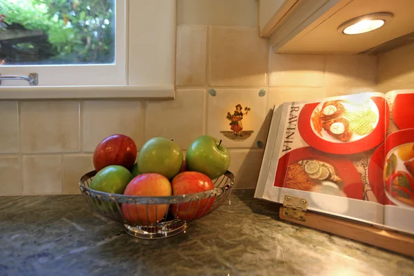 Cucina con mele e libro di cucina — Foto Stock