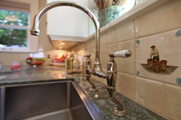 Macro di rubinetto antico grande alla cucina di lusso — Foto Stock