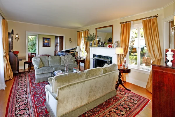 Wohnzimmer mit großem Piano und luxuriösem gelben Vorhang — Stockfoto